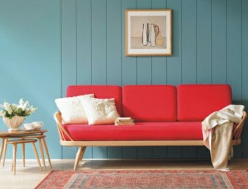 Wohnung Einzug Renovierung rotes Sofa blaue Wand