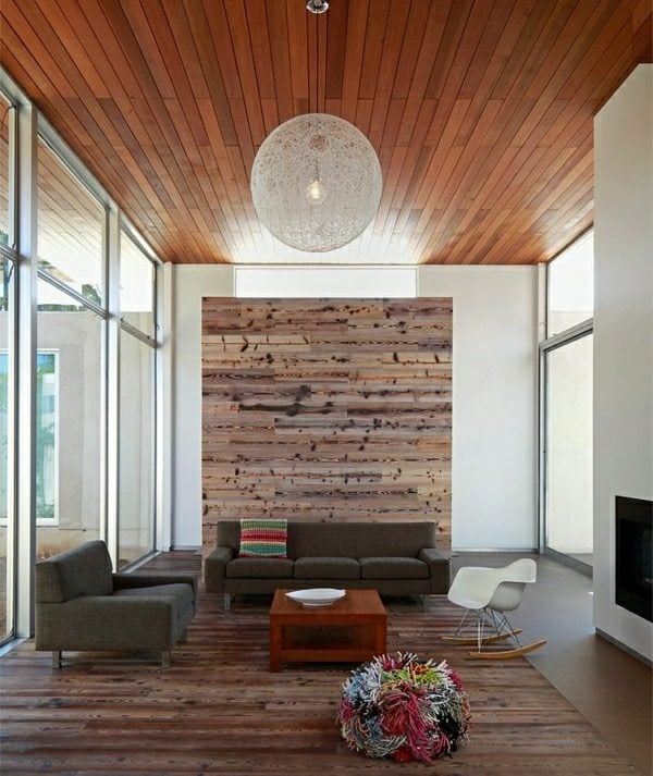 Wohnzimmer Holz Paravent Holz Decke Dielen graues Sofa Set