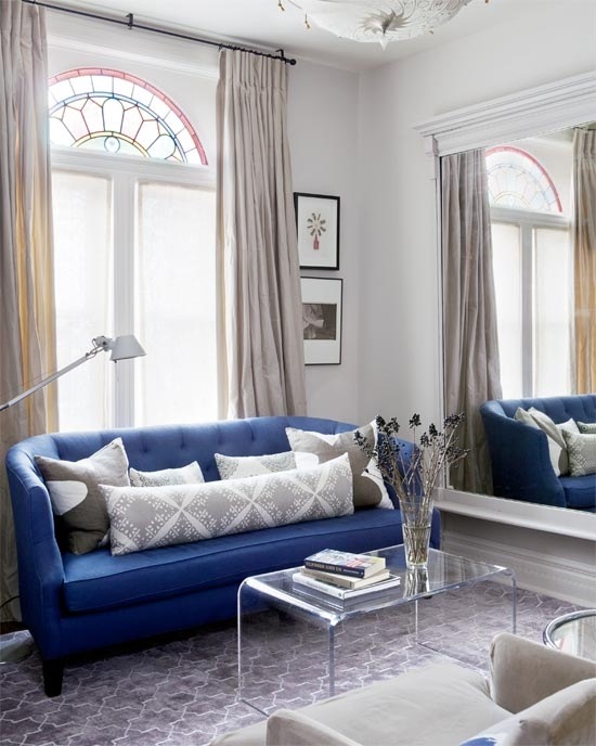 Wohnzimmer Wand spiegel Blaues Sofa-Kissen