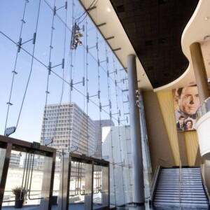 amc-theater-moderne-fassadengestaltung-glas-vorhangsfassaden