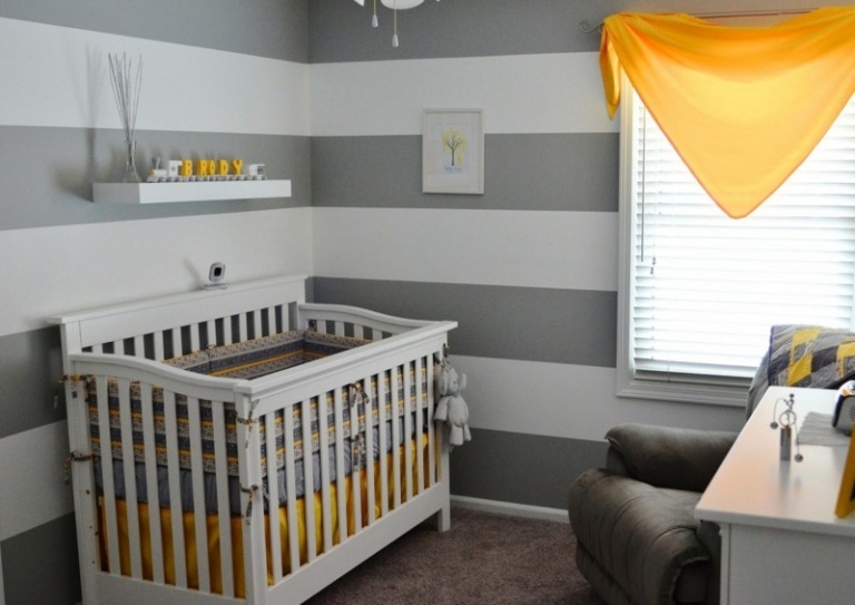 babyzimmer einrichten grau weiss gelb babybett sessel streifen wandgestaltung