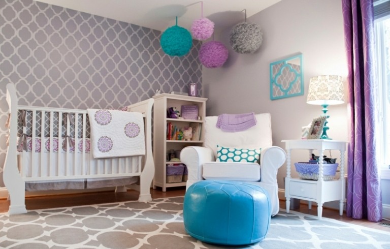 babyzimmer einrichten maedchen lila lavendel laternen deko bett regal