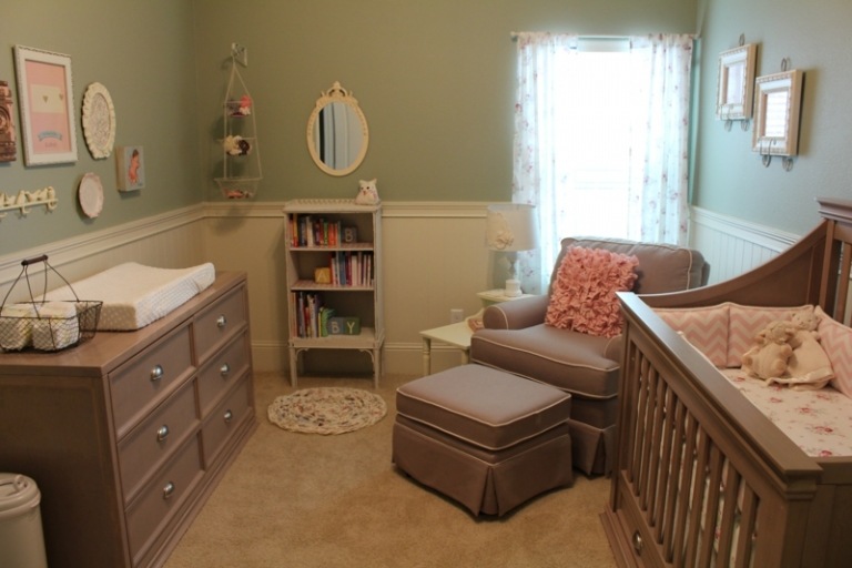babyzimmer einrichten romantisch moebel pastell sessel kommode