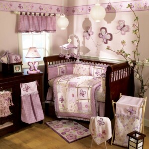 babyzimmer einrichten rosa dunkel holz schmetterlinge wandtattoo gardine