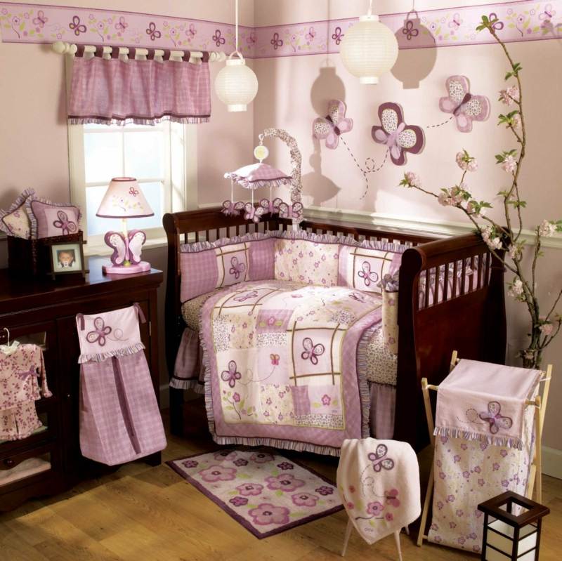 babyzimmer einrichten rosa dunkel holz schmetterlinge wandtattoo gardine