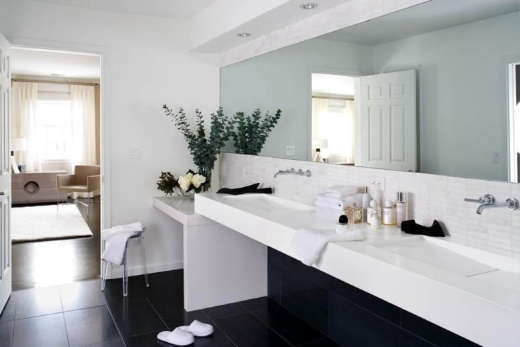 badezimmer-ideen-modernes-bad-doppelwaschtisch-elegant-schwarz-weiss-spiegelwand