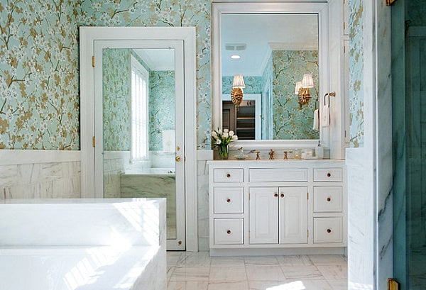 badezimmer marmor boden florale tapeten spiegeltür