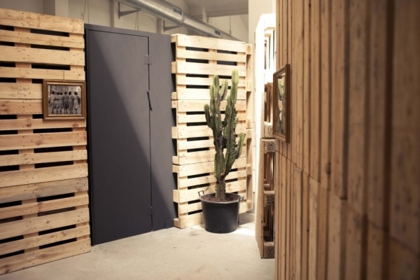 bauen mit Holz Europaletten Ausstellungshalle spanien