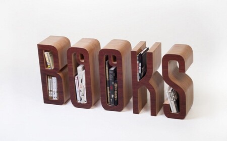 bücher-einordnen-bücherregal-aus-holz-mit-modernem-design