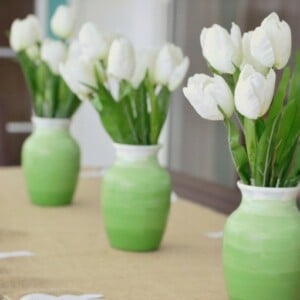 deko selber machen vasen bemalen gruen ombre tulpen weiss kuenstlich