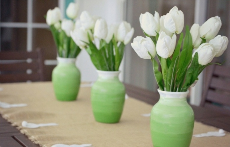 deko selber machen vasen bemalen gruen ombre tulpen weiss kuenstlich