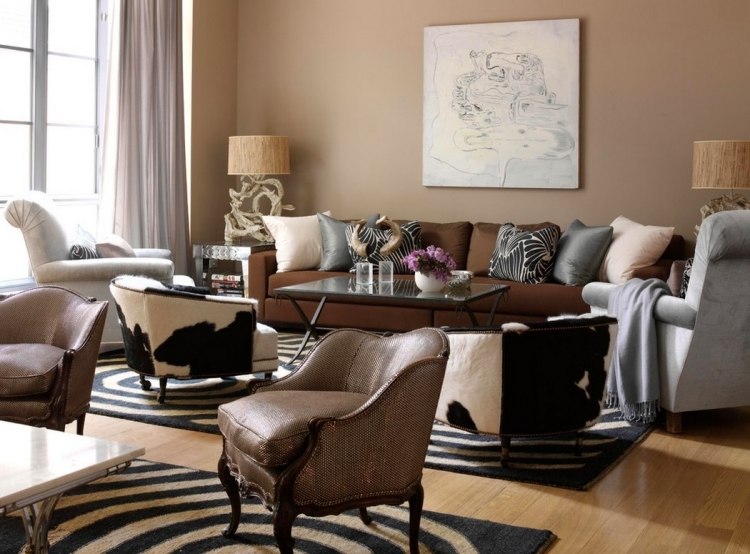 farbgestaltung-wohnzimmer-braun-afrika-stil-zebra-streifen-polster-moebel
