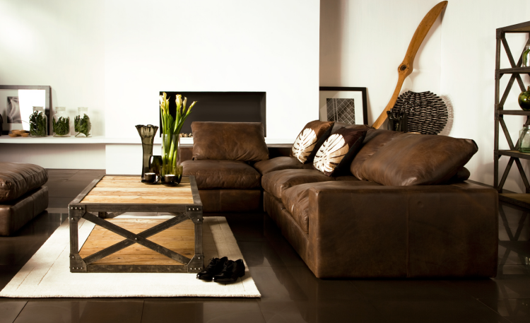 farbgestaltung-wohnzimmer-braun-couch-leder-deko-couchtisch-kamin
