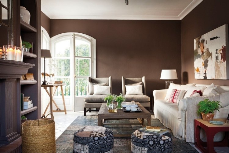 farbgestaltung-wohnzimmer-braun-wandfarbe-couch-poufs-bild-wandregale-gemauert