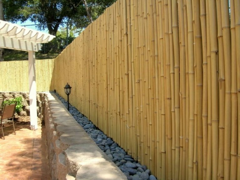 garten-sichtschutz zaun bambus stoecke kies pergola