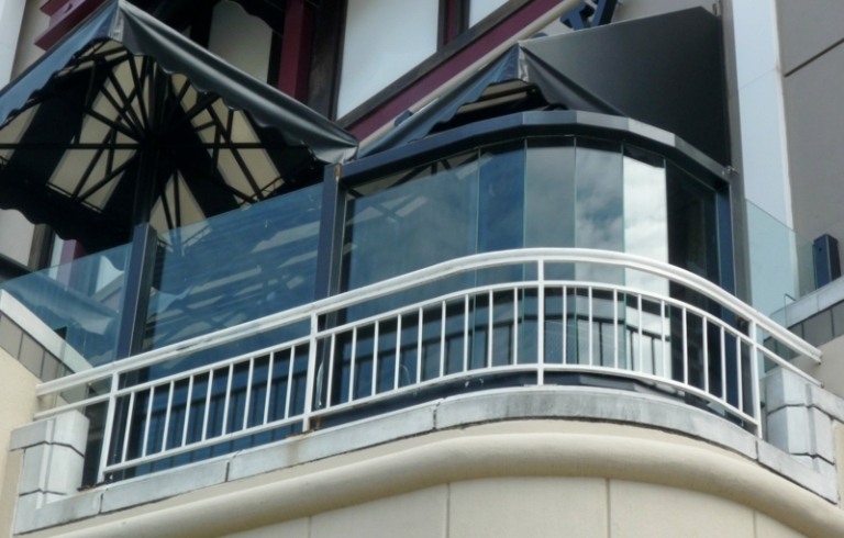 garten und balkon windschutz abgerundet glas getoent gelaender metall