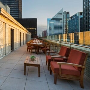 garten und balkon windschutz glas dachterrasse sessel esstisch