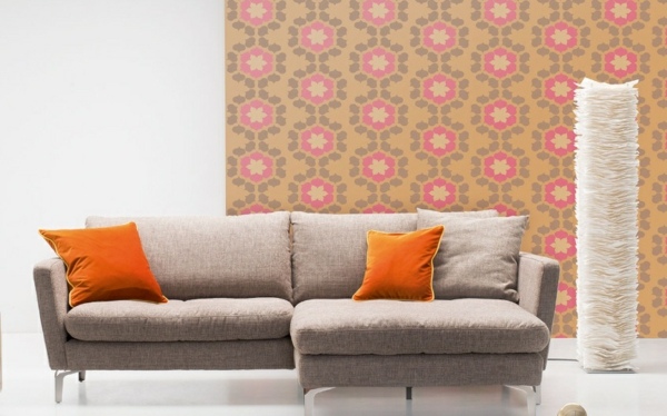  Einrichtung Idee beige Sofa orange Akzente Tapeten