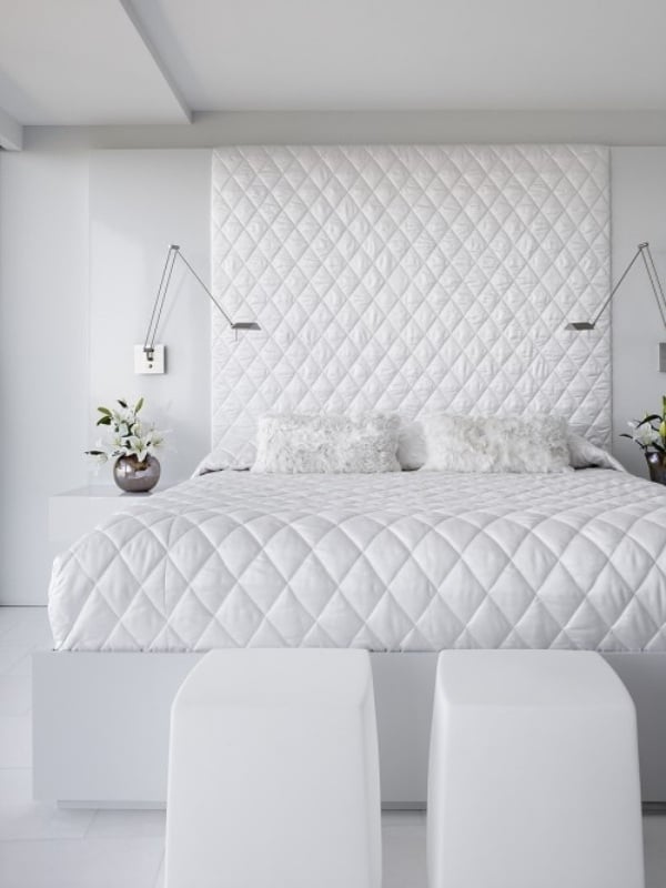 gepolsterte wand minimalismus ideen für weißes schlafzimmer