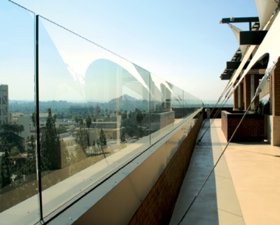 glas paneele ideen für garten balkon windschutz