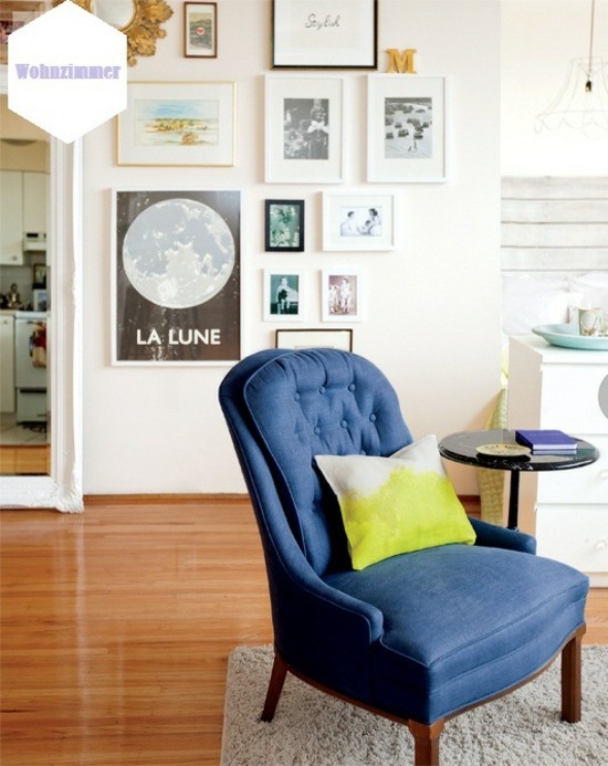 Tricks Fotowand Wohnzimmer Wandgestaltung vintage Sessel neu polstern dunkelblau
