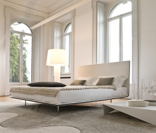 hohe fenster minimalismus ideen für weißes schlafzimmer