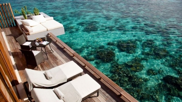 holzdeck liegestühle alila villas hadahaal exklusives resort auf malediven