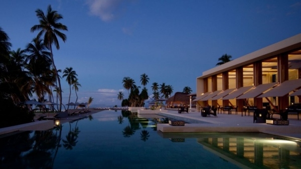 infinity pool alila villas hadahaal exklusives resort auf malediven