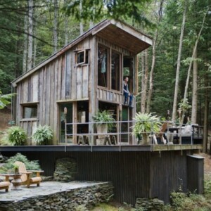kleine Hütte im Wald Terrasse Holz große Fenster recycliertes Holz