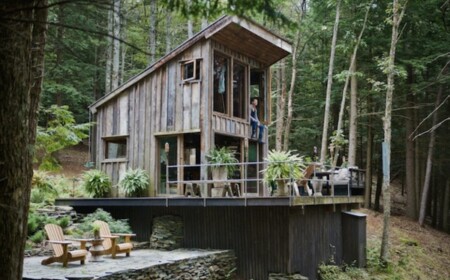 kleine Hütte im Wald Terrasse Holz große Fenster recycliertes Holz