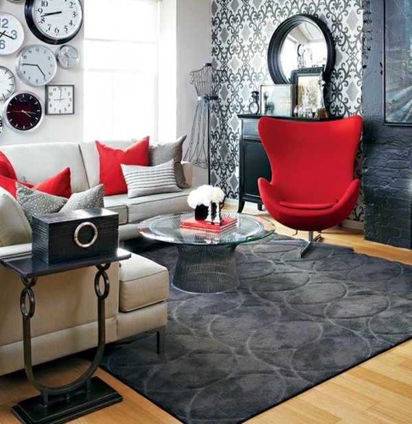  rote Sessel schwarze Akzente Tapeten Wanduhren kreative Wandgestaltung