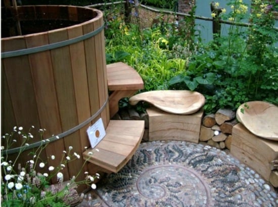 kleine gemütliche Gartenbank Holz Naturstein