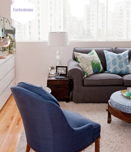 einrichten blauer Sessel grauer Sofa neutrale Wandfarbe Koffer Beistelltisch