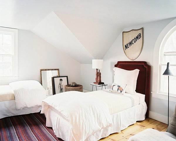 kleines rustikales Schlafzimmer Bett Tepppich Dachschräge