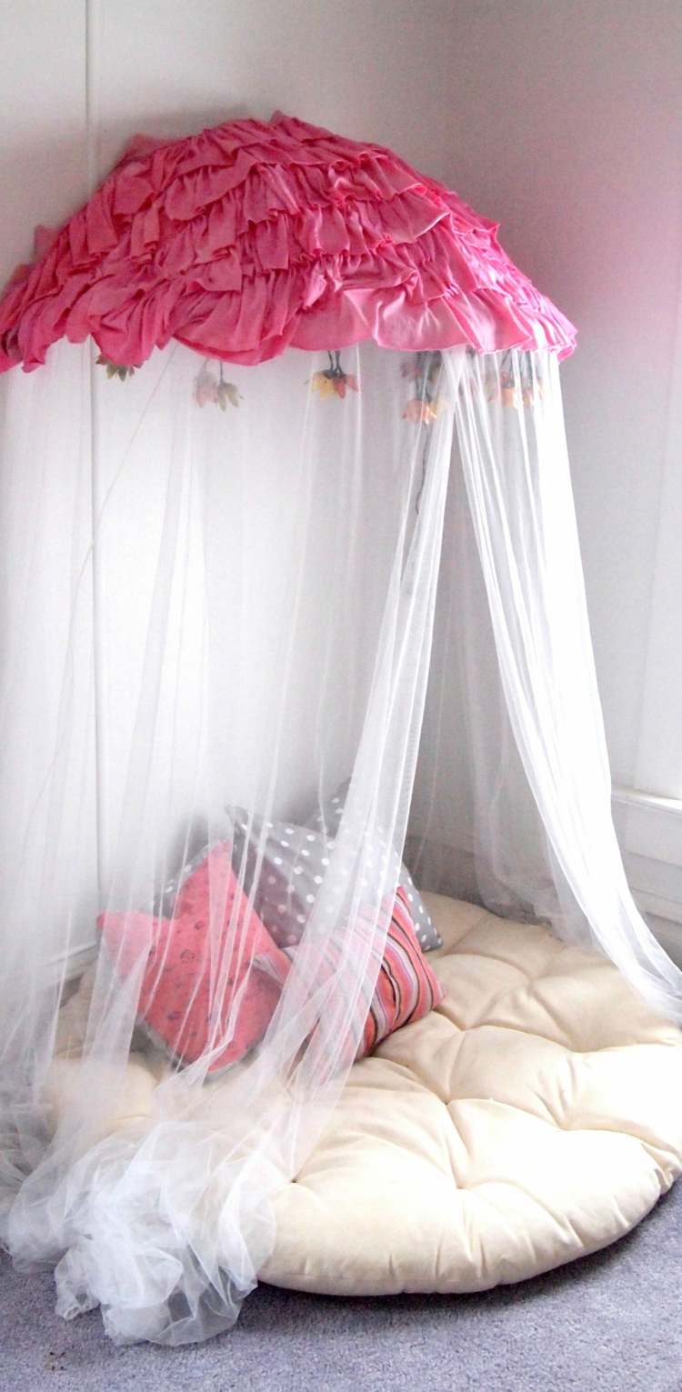 leseecke im kinderzimmer romantisch-design-himmelbett-sitzkissen-moskitonetz