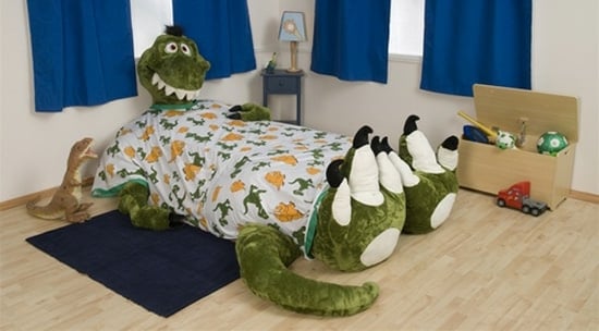lustiges Kinderzimmer Jungen Bett Dinosaurier blaue Vorhänge
