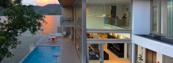 luxus ferienvilla infinity pool glasfassade
