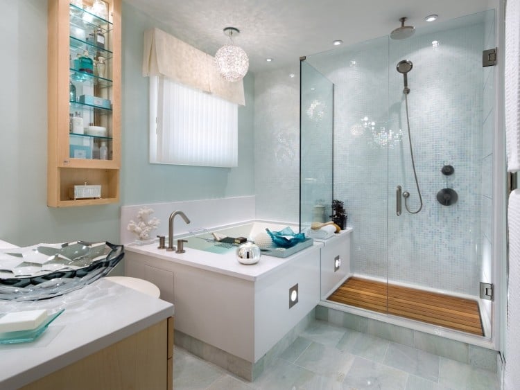 maritime-deko-ideen-badezimmer-mosaikfliesen-hellblau-tuerkis-badewanne-duschkabine-weiss