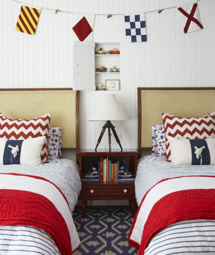 maritime-deko-ideen-schlafzimmer-kinderzimmer-doppel-kopfteil-geflecht-bettwaesche-weiss-dunkelblau-rot