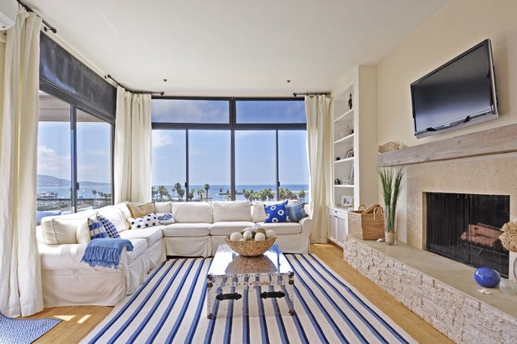 maritime-deko-ideen-wohnzimmer-fensterwand-weiss-blau-tvwand-couch-kissen-vorhaenge