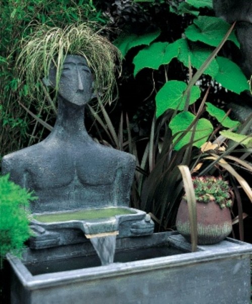menschenfigur minimalismus im designer gartenbrunnen