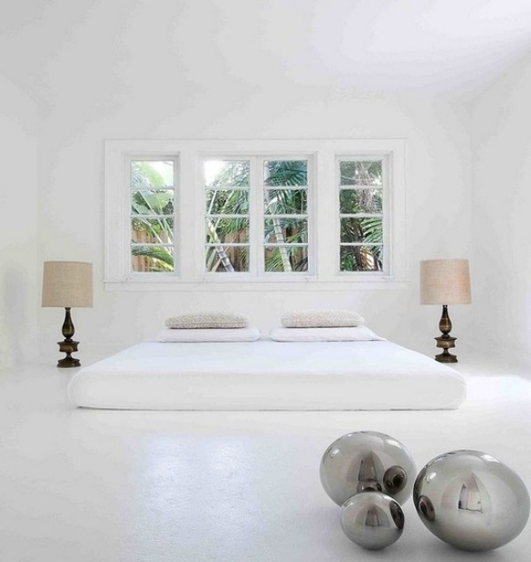 metall kugel minimalismus ideen für weißes schlafzimmer