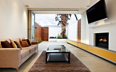 minimalismus-wohnzimmer-beige-bodenfliesen-falttüren