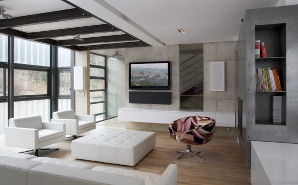 minimalismus im wohnzimmer sichtbeton weiße leder möbel bunt sessel