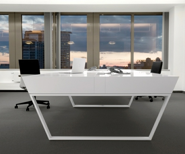 minimalistische Büro Einrichtung weiße Farbe glänzende Oberfläche