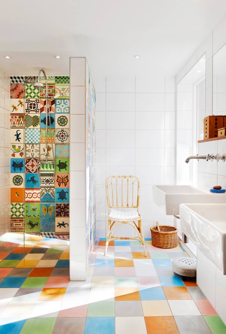moderne-badezimmer-fliesen-badgestaltung-weiss-farbenfroh-bunt-dusche-fenster