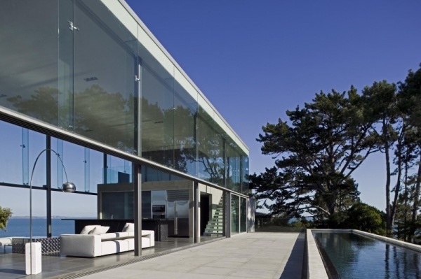moderne fassadengestaltung glas pool meeresblick einrahmen
