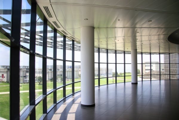 moderne architektur glas säulen eigengewicht