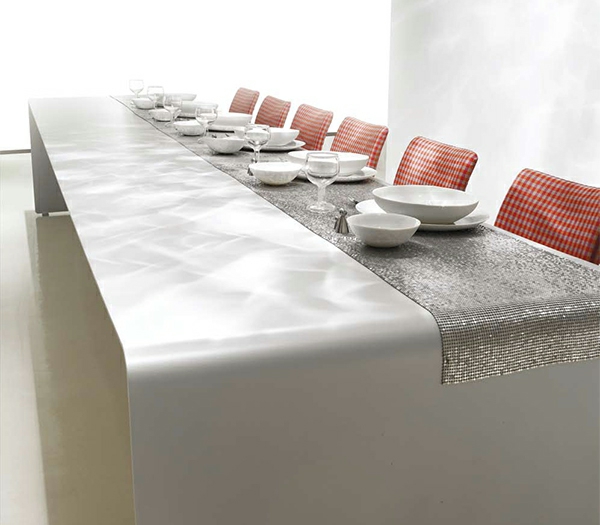 moderner weißer Esstisch minimalistisch orange Stühle