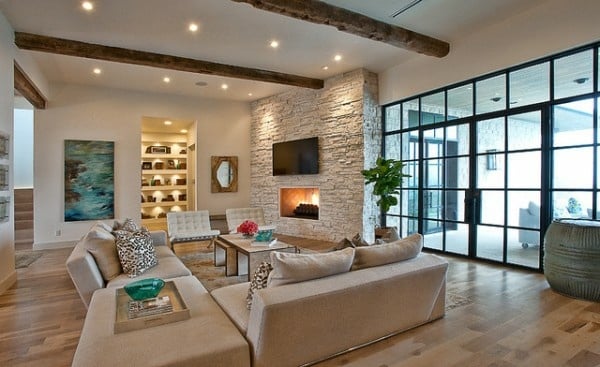 modernes Wohnzimmer Landhausstil rustikal beige Sofa Set Decken Leuchten Steinwand